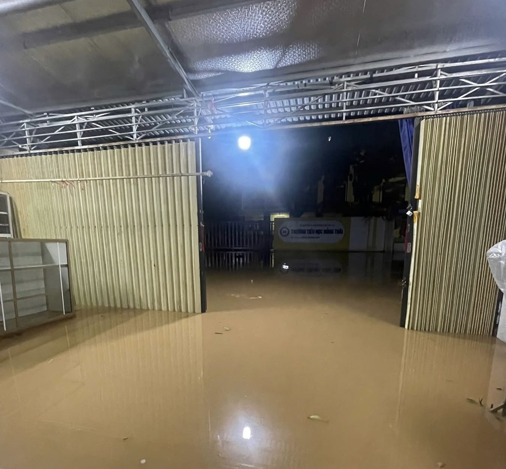 Red River floodwaters pour into homes in Yen Bai Ward. img-1880-9816-3373.jpeg.jpg