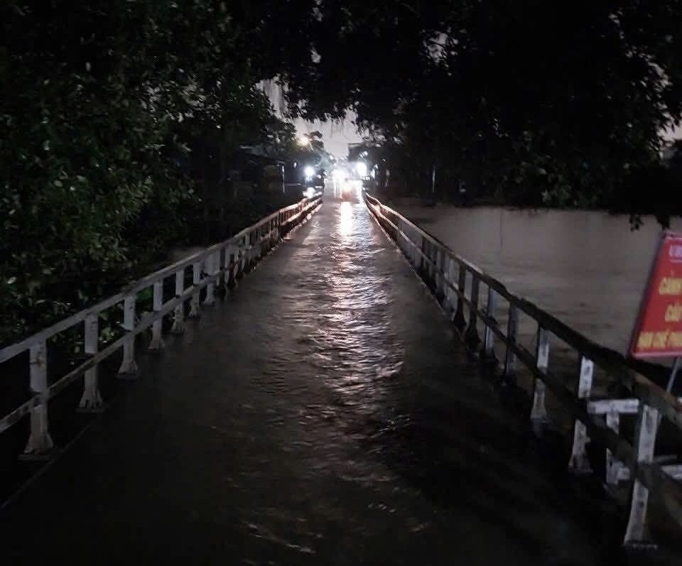 A pedestrian bridge in western Hanoi is submerged in floodwaters on the night of August 26. img-1886-7167-6660.jpeg.jpg