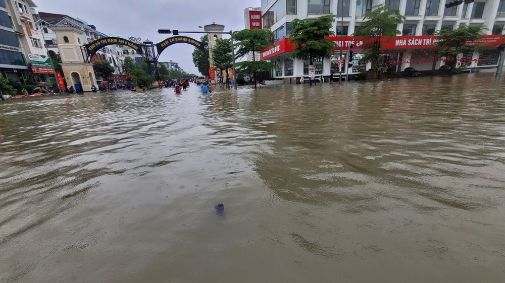 An Khanh Urban Area remains submerged on the morning of August 27, leaving vehicles unable to pass. img-1893-8163-244.jpeg.jpg