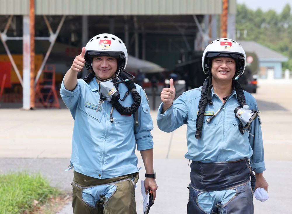 The joy of two pilots after completing their demonstration flight on the fighter jets z3b-5047-6515.jpg.jpg