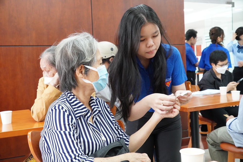 Elderly citizens complete procedures to receive social pension at Tan My Ward Public Administration Service Center. 6hh08740-5490-702.jpg.jpg