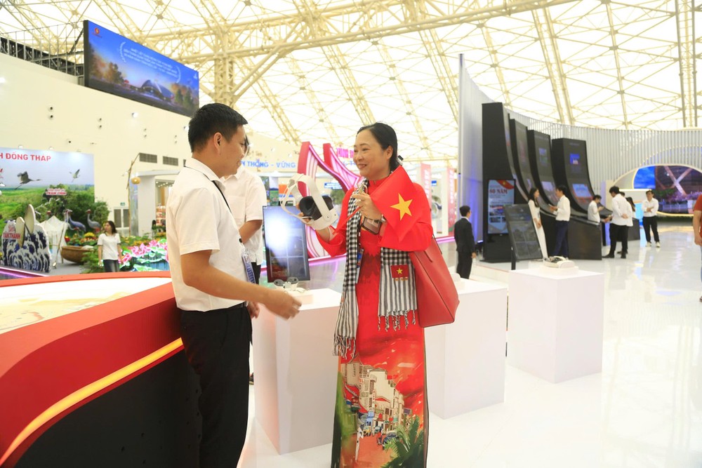 Visitors explore Cu Chi Tunnels through VR technology at the HCMC pavilion. a31185e2-f1ab-4cfe-9d49-8f471e41f0bc-4697-2073.jpg.jpg