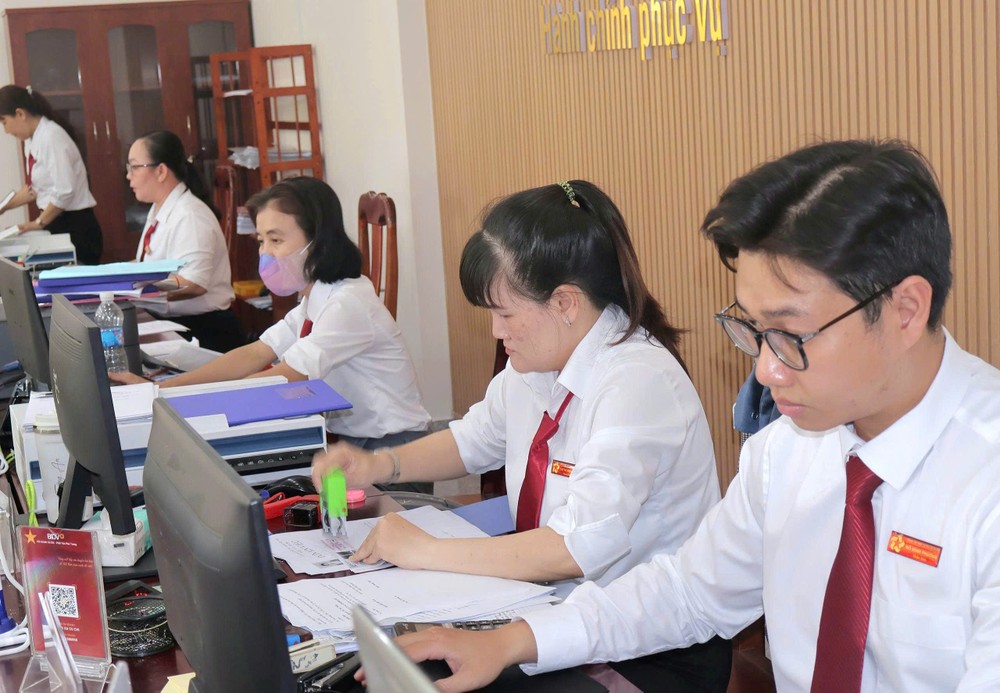 HCMC civil servants handle administrative procedures for residents. d34100c1f8b770e929a6-1633-5477.jpg.jpg