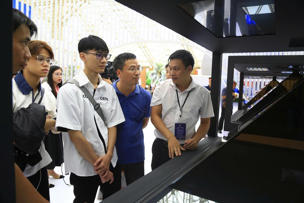 Nguyen Van Phong, a staff member at the HCMC pavilion, introduces visitors to hologram technology that brings artifacts to life. d3deaa63-6c34-4e7b-838b-02ae1da1adf5-6883-4625.jpg.jpg