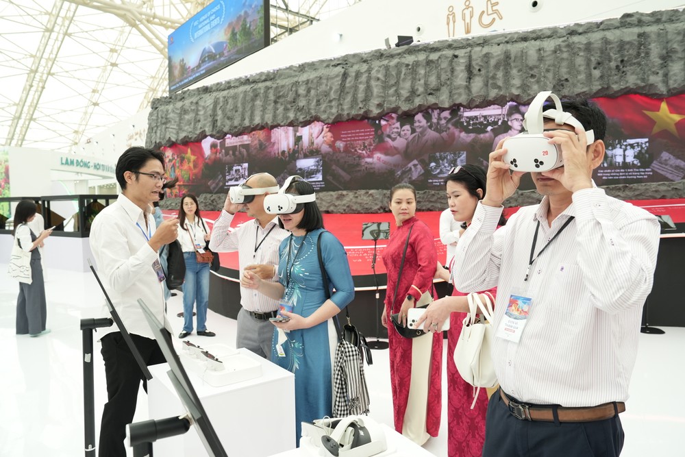 Visitors are delighted with tech-driven experiences at the HCMC pavilion. dsc01154-1-5030-1615.jpg.jpg