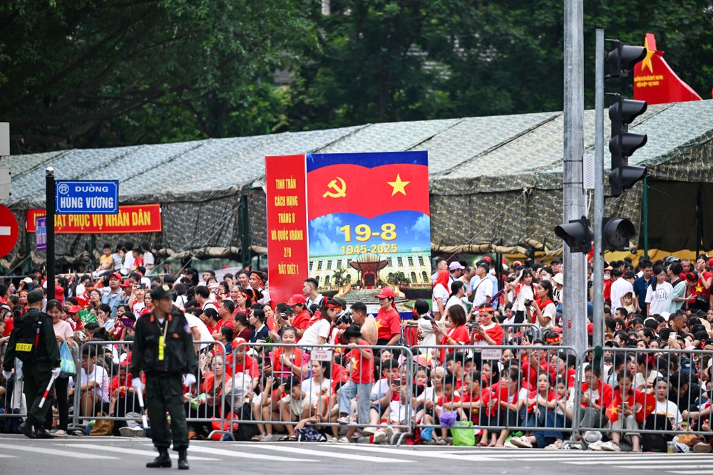 Residents watch the parade on Hung Vuong Street. dsc-1115-6410-9454.jpg.jpg