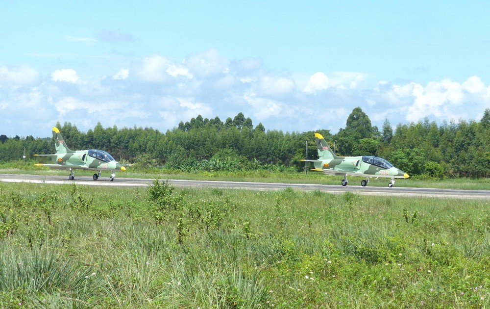 Two L-39NG aircraft from the four-aircraft formation taxi on the runway in preparation for takeoff. z6965880564445-1750366456c3a1c31f987cc3ab3eed69-6590-7238.jpg.jpg
