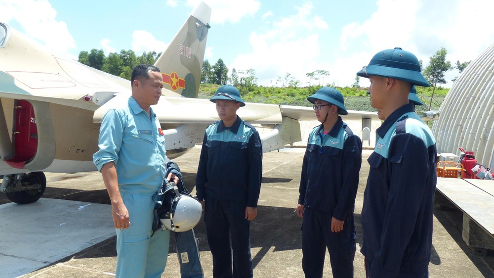 Colonel Hoang Hai briefs technicians ahead of the training flight mission. z6965906221944-6dfeb30973b54cfde0793f7589d0ab13-7387-4933.jpg.jpg