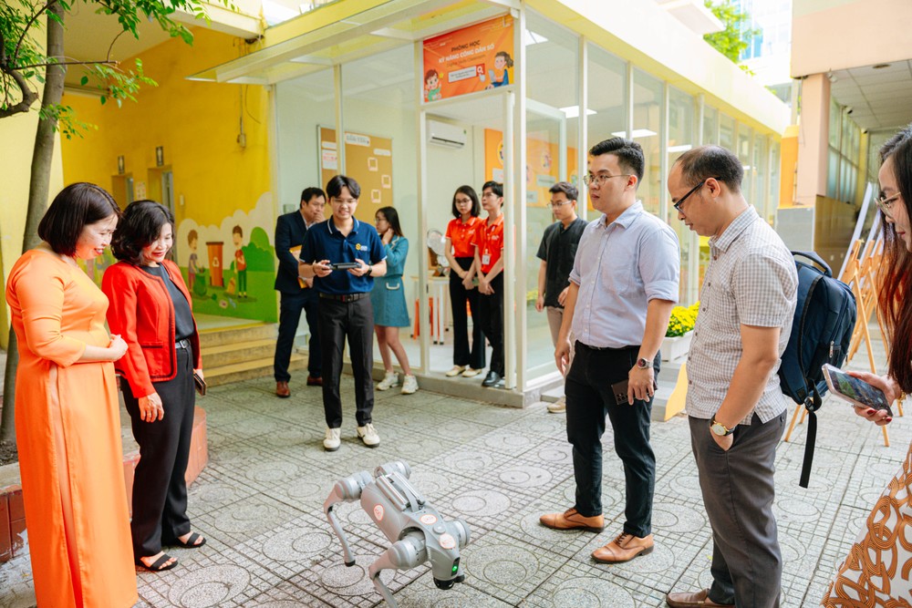 Representatives of Nguyen Binh Khiem Primary School and parents experience activities with a smart robot. kdi-0903-437-9195-3817.jpg.jpg