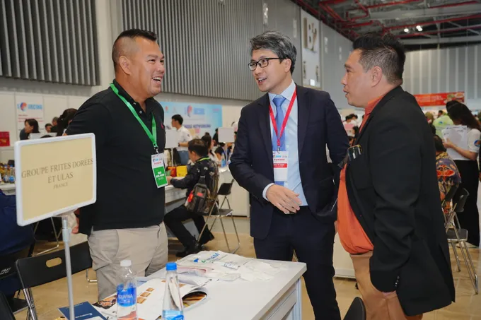 Many foreign investors explore logistics opportunities in Vietnam. 11.png
