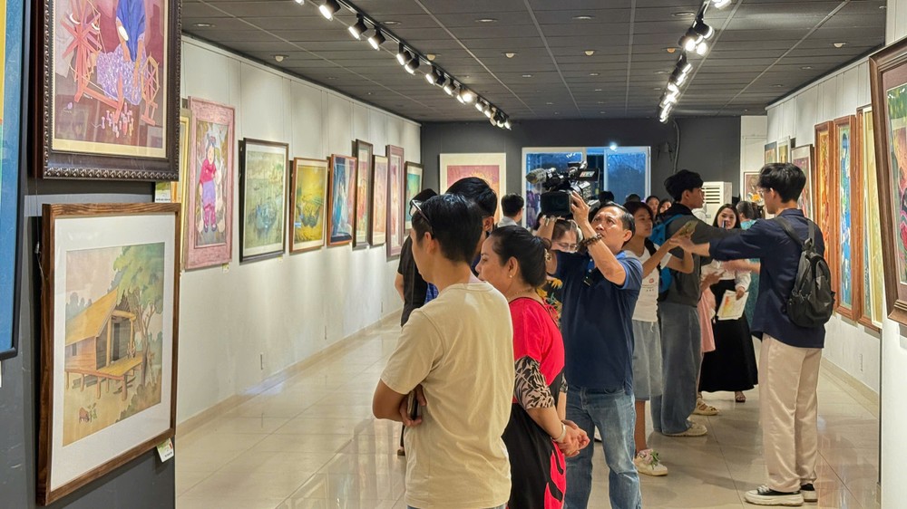 Visitors view silk paintings at the 2025 Fine Arts Awards exhibition organized by the HCMC Fine Arts Association. h6a-698-2684.jpg.jpg