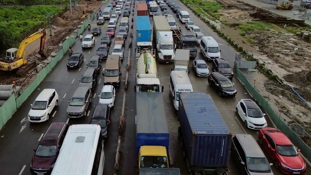 The An Phu Interchange in HCMC is frequently gridlocked. h7a-3670-6338.jpg.jpg