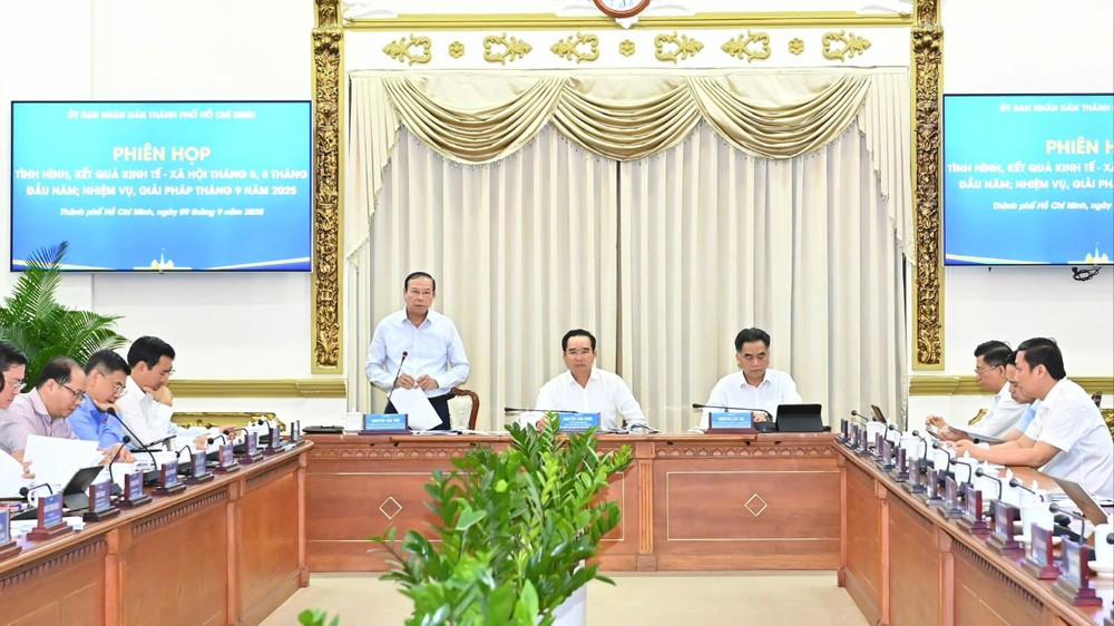 Permanent Vice Chairman of HCMC People’s Committee Nguyen Van Tho speaks at the meeting. 1.jpg