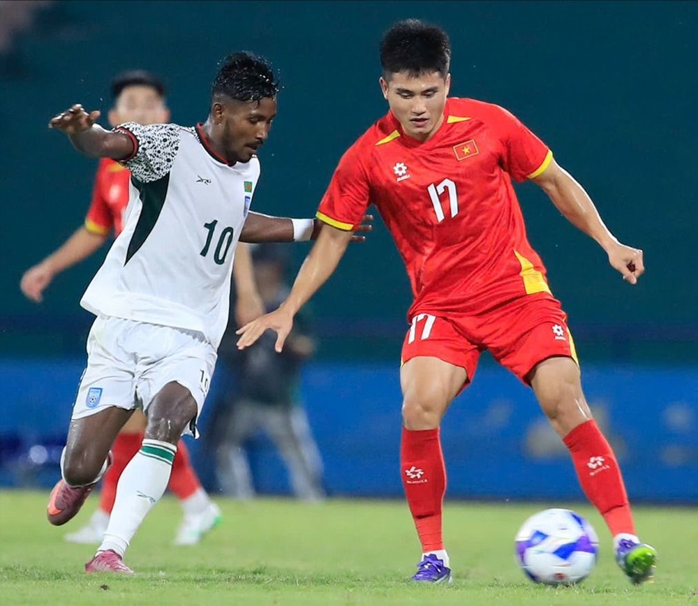 Player Nguyen Phi Hoang (right) in the match against U23 Bangladesh i6b-6726-9079.jpg.jpg