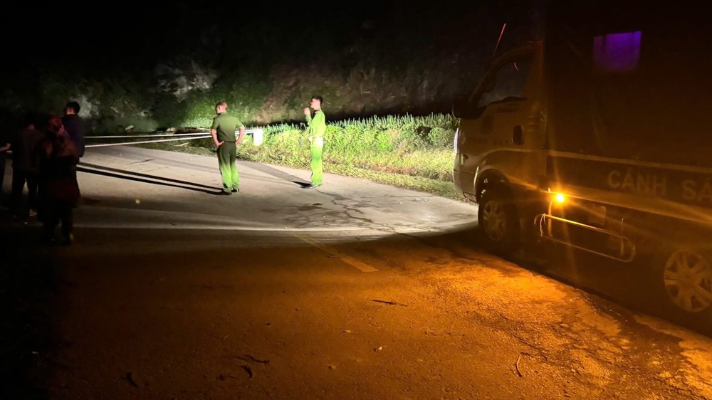 Lao Cai authorities work through the night to redirect traffic and warn vehicles away from the landslide zone. img-2220-1027-3612.jpeg.jpg