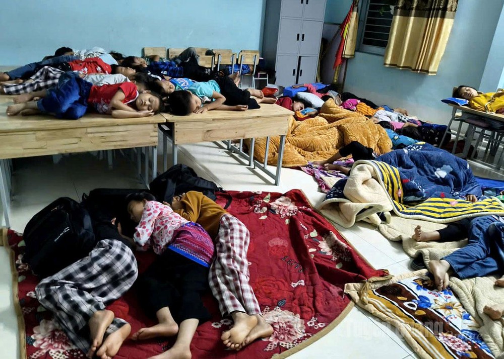 More than 300 students in Tuyen Quang have to take “temporary boarding” shelter at the former commune headquarters. img-2221-7553-1408.jpeg.jpg
