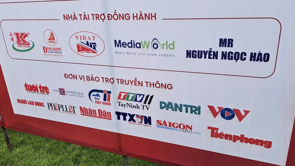 Logos of SGGP and several media outlets are displayed at the Tay Ninh golf tournament. img-6956-7003-8237.jpeg.jpg