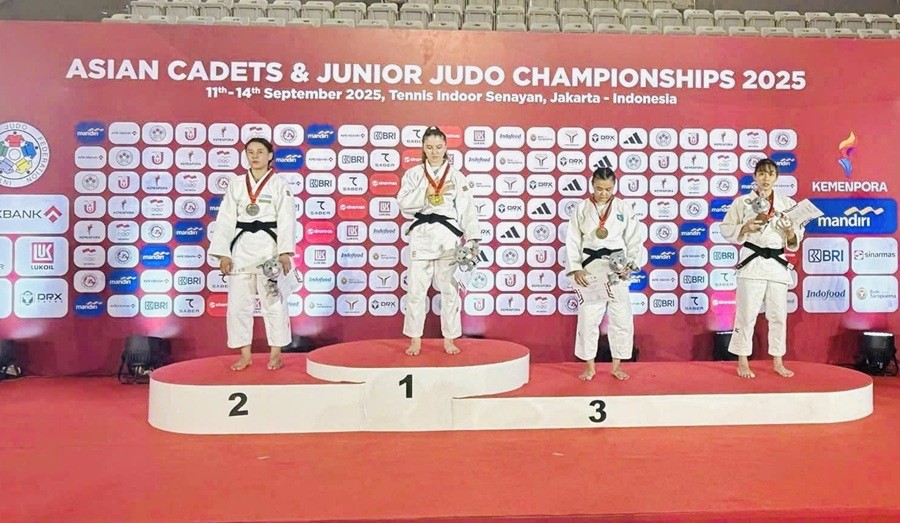 Ta Yen Nhu (far right) wins the first bronze medal for Vietnam’s judo team at the Asian Cadet & Junior Judo Championships 2025. img-8277-7547-5888.jpg.jpg