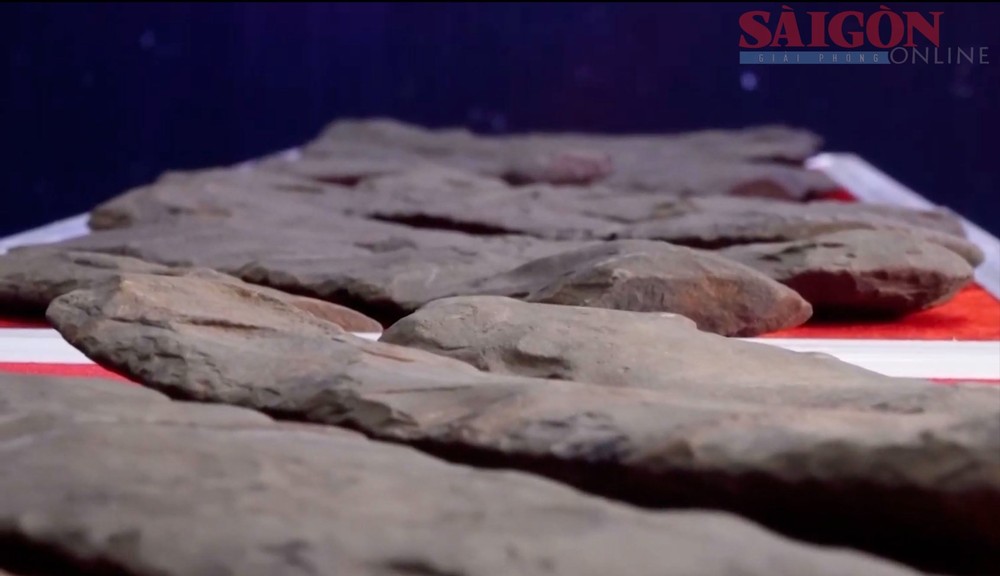 The Dak Son lithophone consists of 16 stone slabs, including 11 intact pieces. screenshot-2025-09-12-at-110057-copy-3717-5720.jpg.jpg