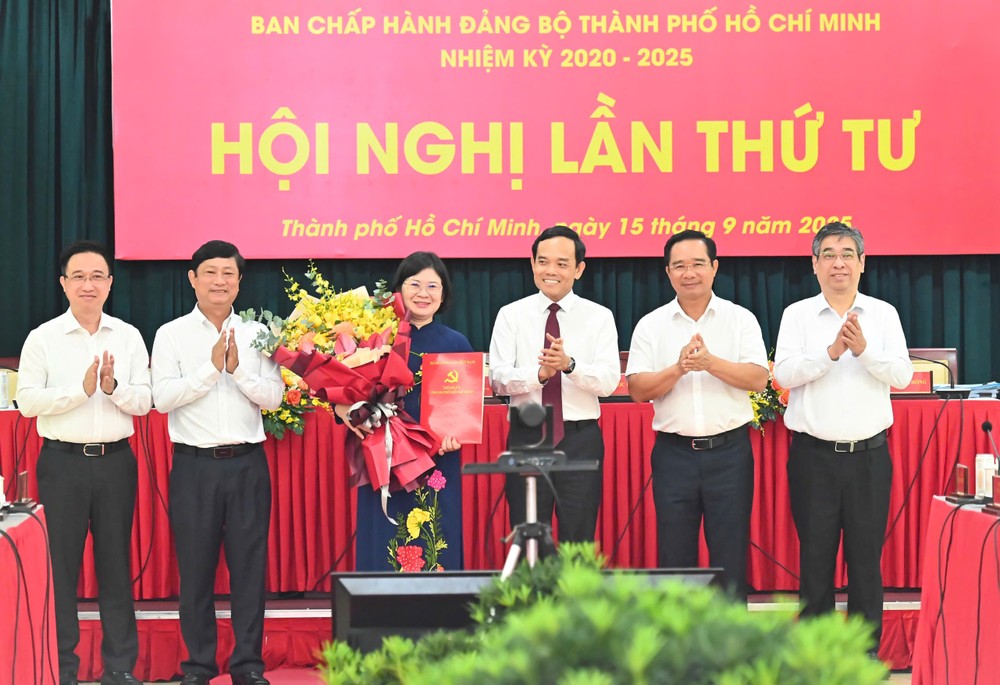 HCMC leaders congratulates Ms. Van Thi Bach Tuyet. img-3269-9569-9741.jpeg.jpg