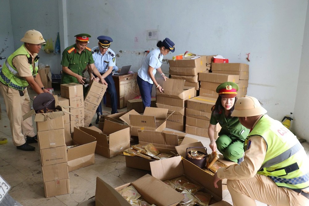 Nghe An authorities inspect mooncake businesses selling products of unclear origin. kiem-tra-2-5000-9336.jpg.jpg