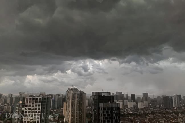Risk of thunderstorms and whirlwinds rises ahead of the typhoon’s landfall. img-1993-9881-9643.jpeg.jpg