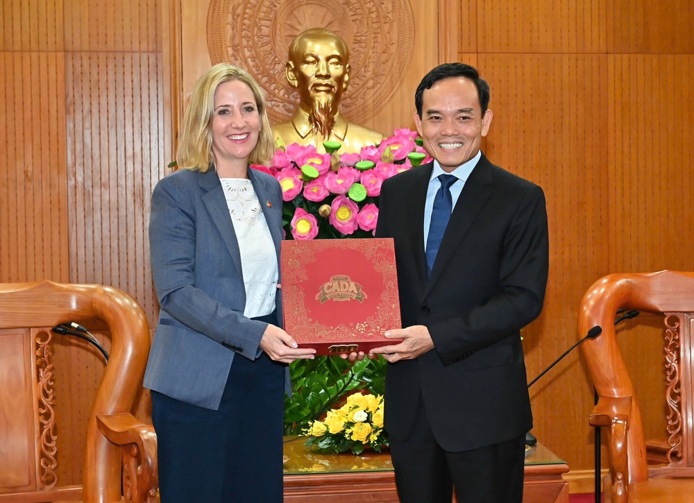 HCMC Party Secretary Tran Luu Quang presents gift to US Consul General Melissa A. Brown. 1000006093-9161-2225.jpg.jpg