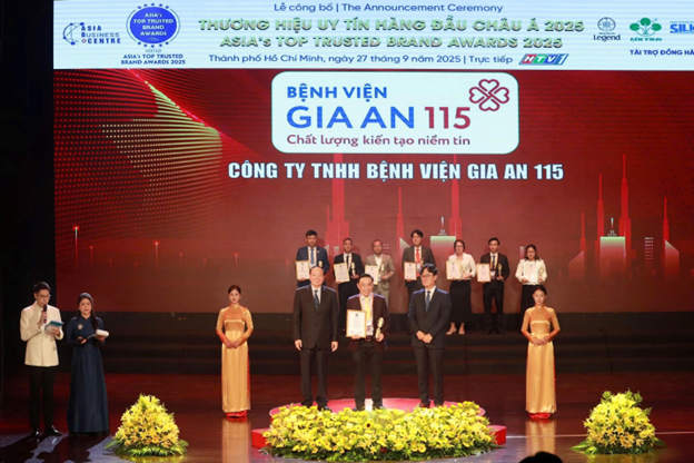 Dr. Nguyen Duc Loc, Acting Executive Director of Gia An 115 Hospital, receives the award. 2.png