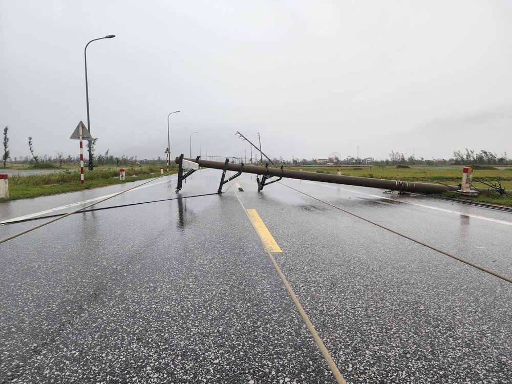 A knocked-down power pole blocks the road. anh-viber-2025-09-29-07-27-03-620-6246-6569.jpg.jpg