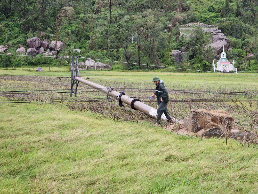 Storm No. 10 sweeps through Ha Tinh, toppling power poles. anh-viber-2025-09-29-07-27-08-166-290-2049.jpg.jpg
