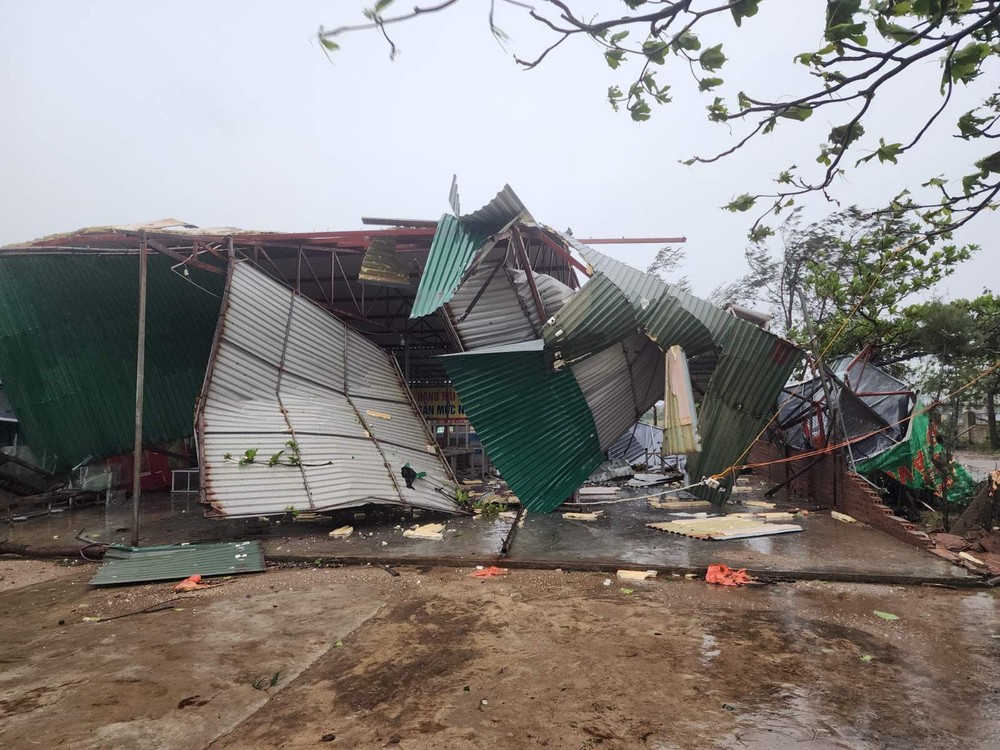 Storm No.10 brings down houses and tears off roofs. anh-viber-2025-09-29-07-27-11-588-3849-5405.jpg.jpg