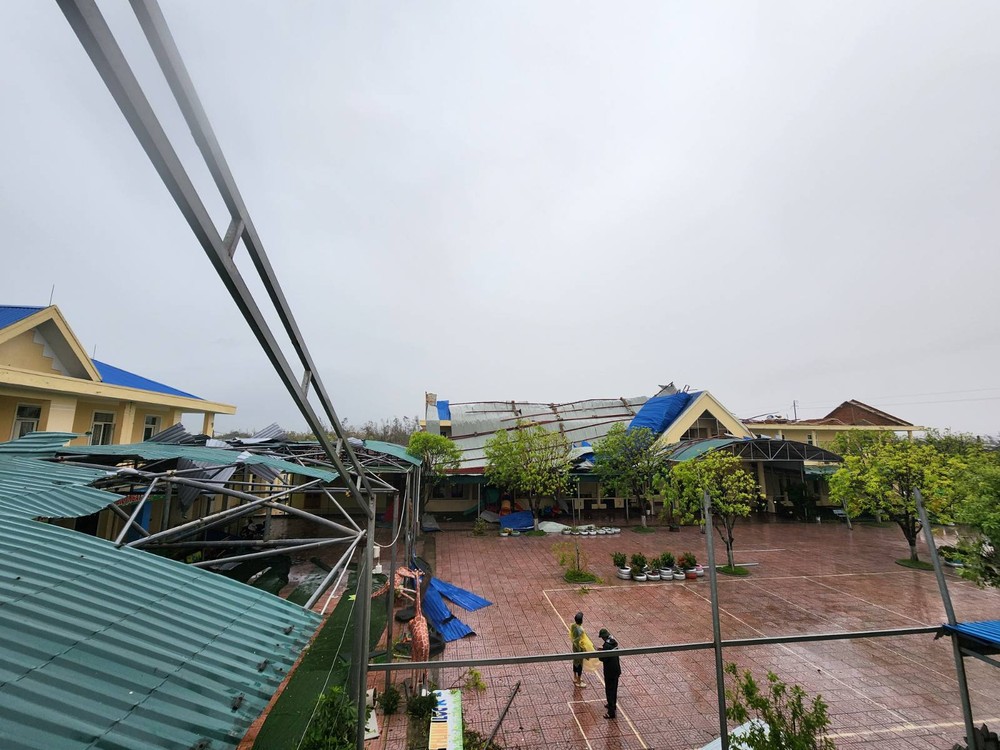 The roofs of entire housing rows are completely torn off after the storm. anh-viber-2025-09-29-08-26-52-955-8731-6896.jpg.jpg