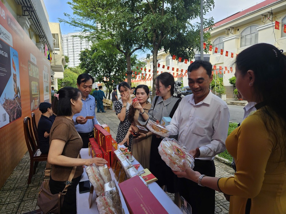 Many businesses from An Lac Ward showcase their products and promote trade at the event. z7065364489789-6f31a1a5e043f74ee0c69967b0bec49d-7643-9844.jpg.jpg