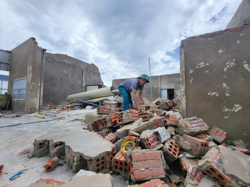 The house of Le Van Nam, 39, Head of Huu Ninh Hamlet in Mai Phu Commune, Ha Tinh Province, collapsed during typhoon No.10. 20250930-113628-4351-4399.jpg.jpg