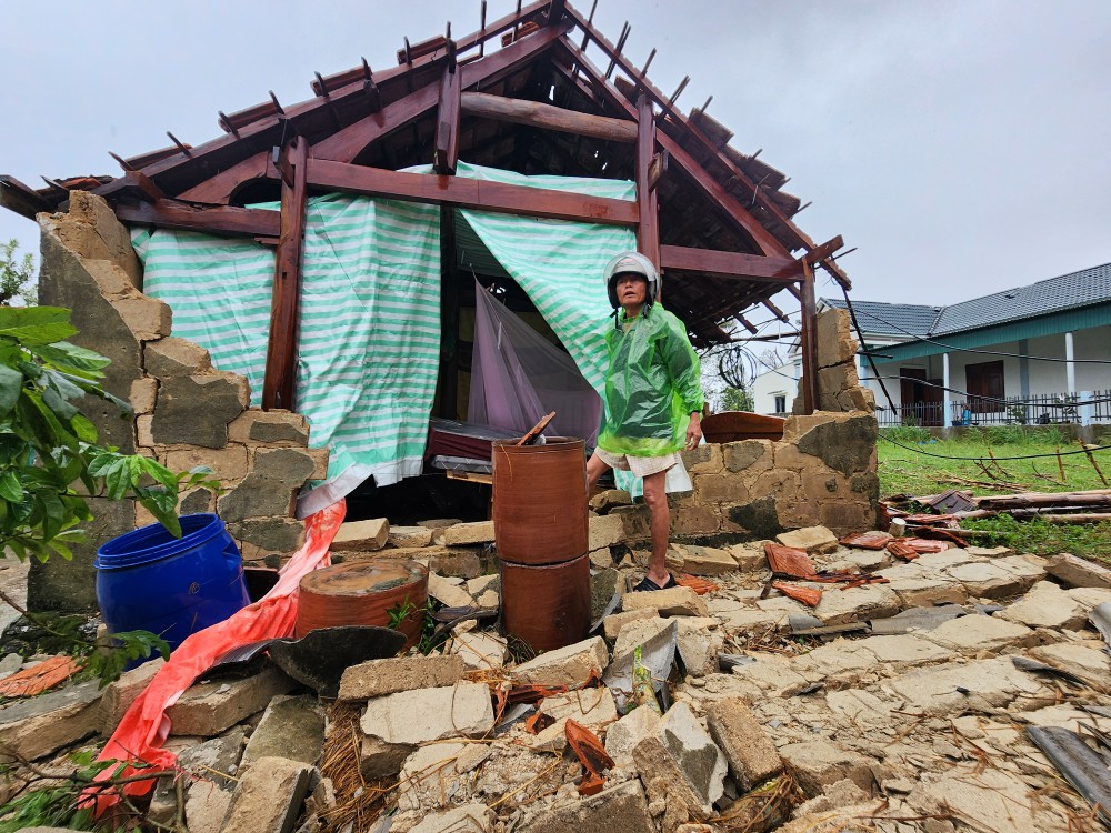 Nguyen Quoc Lu, a resident of Hoa Binh Hamlet in Loc Ha Commune, Ha Tinh Province, stands wearily beside his single-story house that was ravaged by typhoon No.10. aqqqq-4801-1099.jpg.jpg
