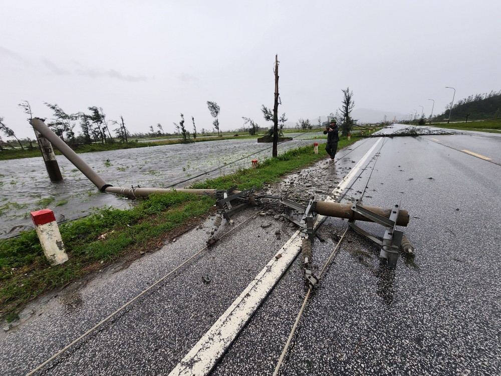 Dozens of power poles in Loc Ha Commune, Ha Tinh Province, were knocked down by typhoon No.10. gh-6641-2219.jpg.jpg