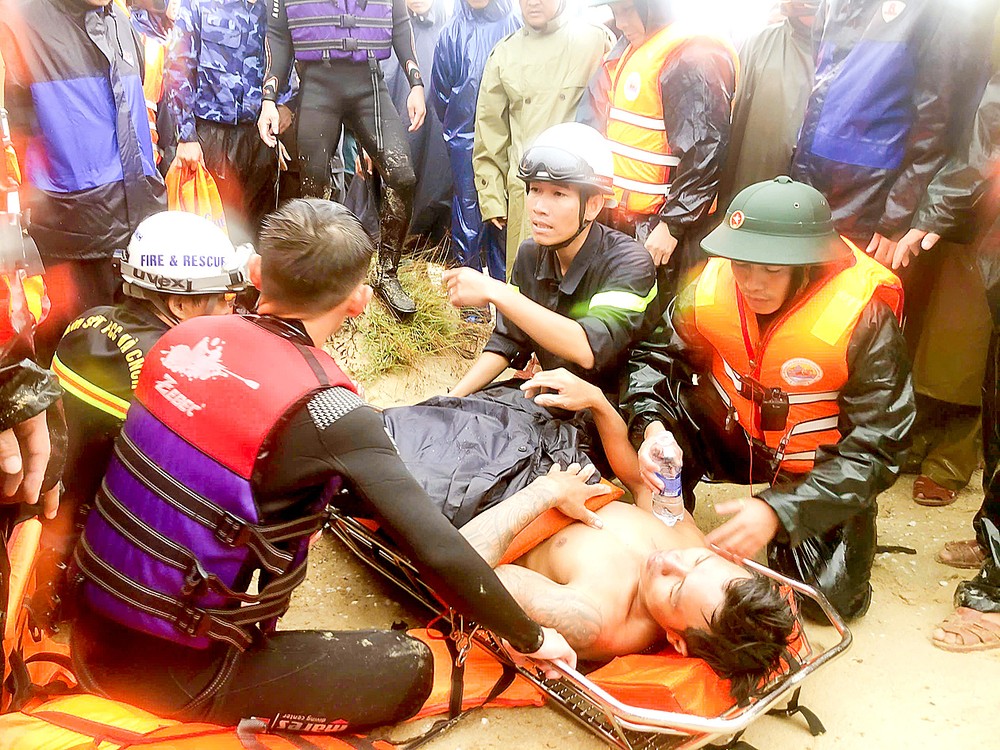 Quang Tri armed forces rescue fishermen thrown into the sea after a fishing boat sinks off Cua Viet. b1b-308-9983.jpg.jpg