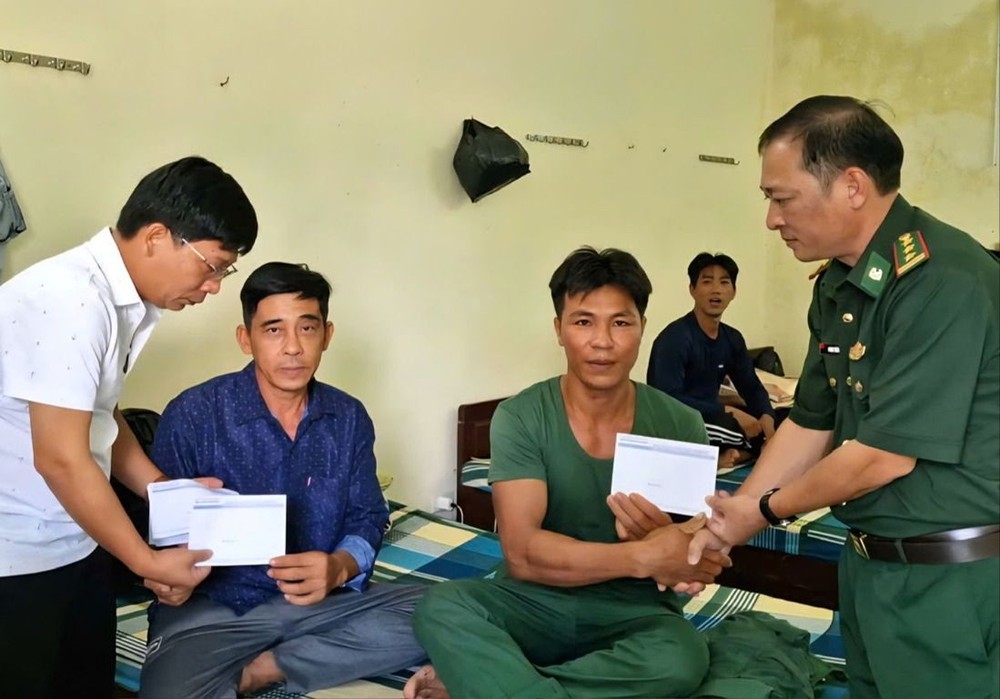A SGGP reporter and a leader of the Quang Tri Border Guard Command present financial support to fishermen affected by the sinking of two boats off Cua Viet waters. c1f-1730-3636.jpg.jpg