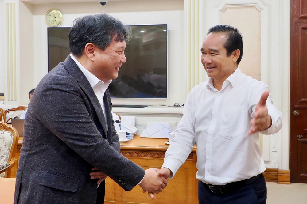 The Chairman of the HCMC People’s Committee and the Lotte representative after the working session d9daf081d30859560019-1558-2423.jpg.jpg