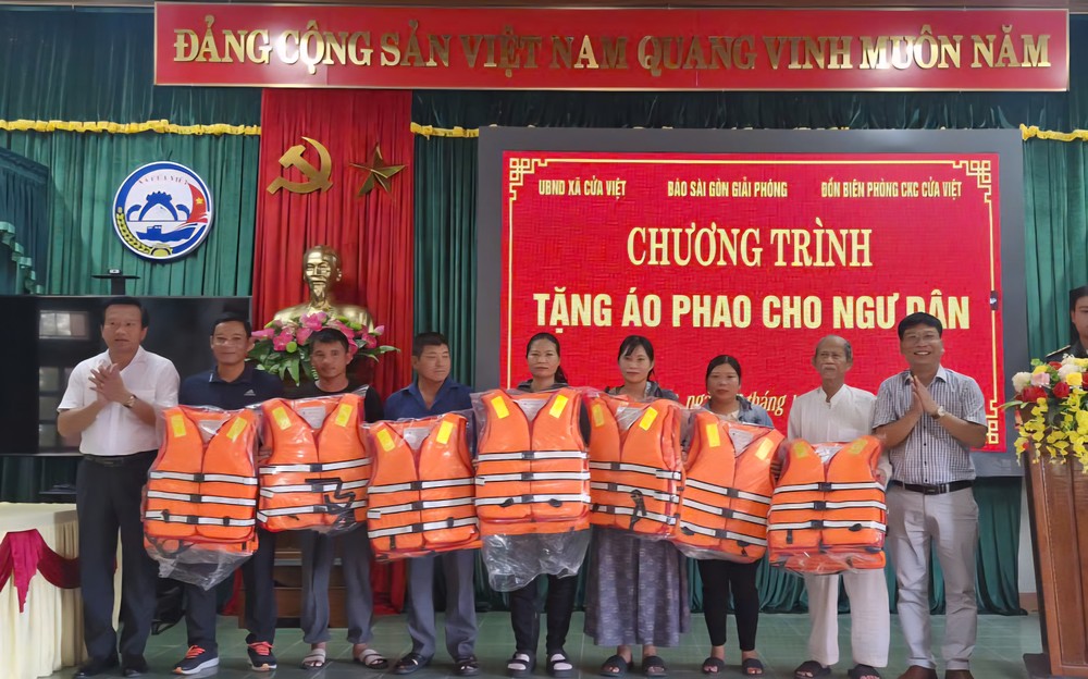 SGGP's reporter and local officials present life jackets to fishermen in Cua Viet Commune, Quang Tri Province. img-20251007-094006-6354-6168.jpg.jpg