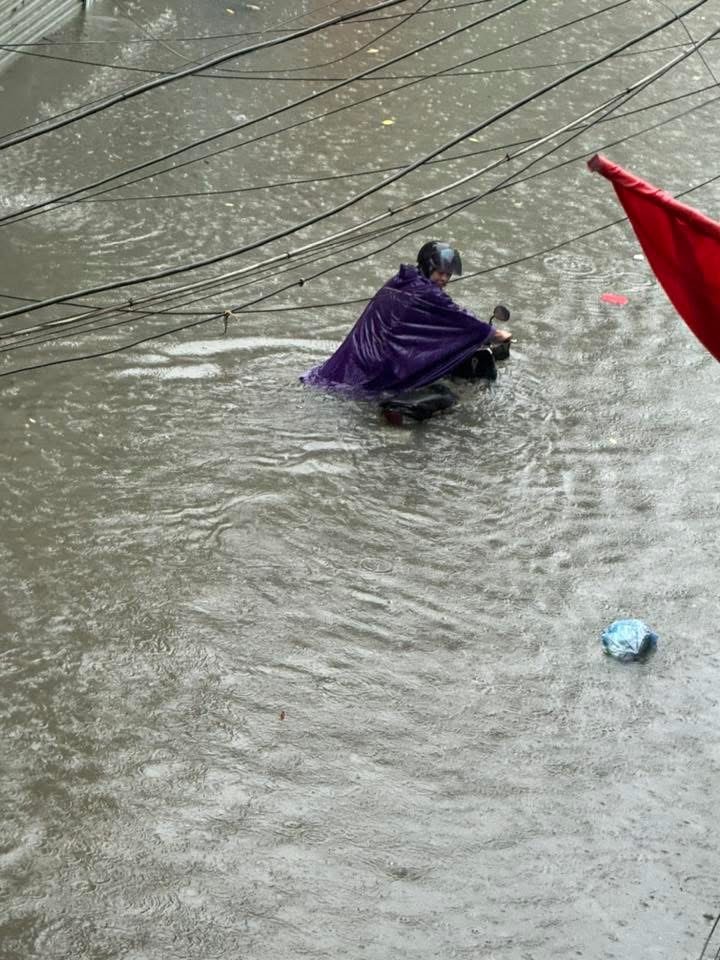 A worker wades through floodwaters to reach his workplace in Hanoi on the morning of October 7. img-3226-6456-6909.jpeg.jpg