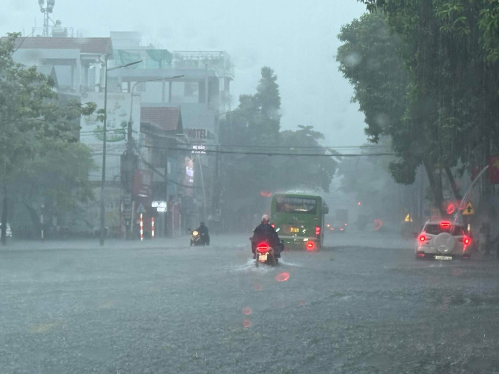 Torrential rain lashes Minh Xuan Ward in downtown Tuyen Quang on the morning of October 7. img-3234-5045-1198.jpeg.jpg