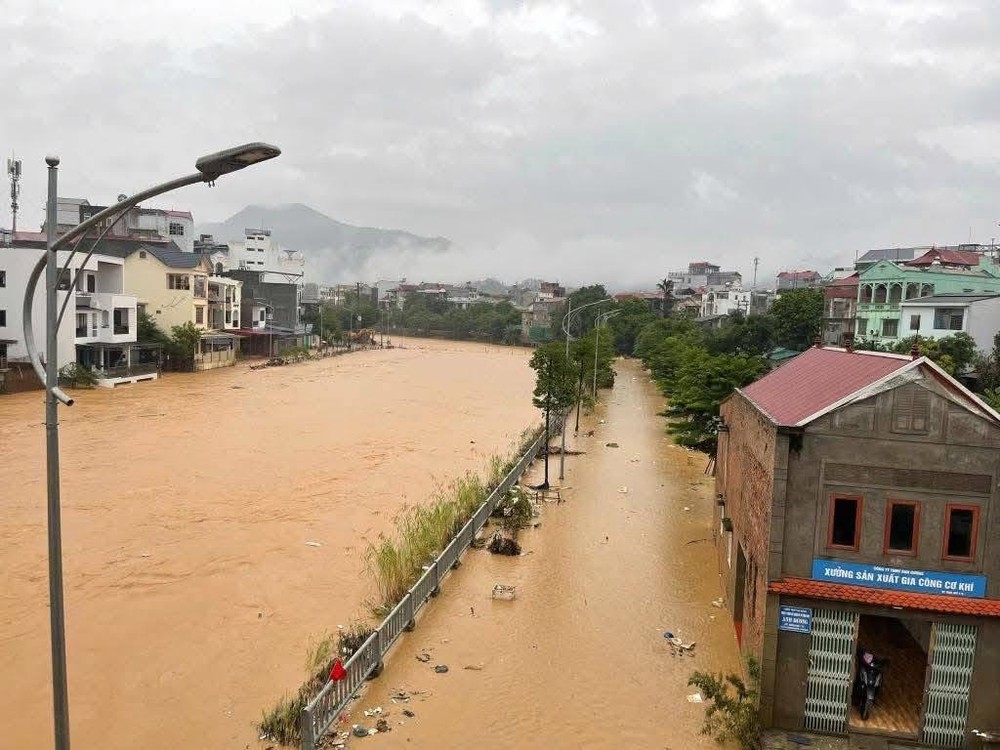 Rising river water flood homes in Hoa An Commune, Cao Bang Province, on the morning of October 7. img-3238-8199-556.jpeg.jpg