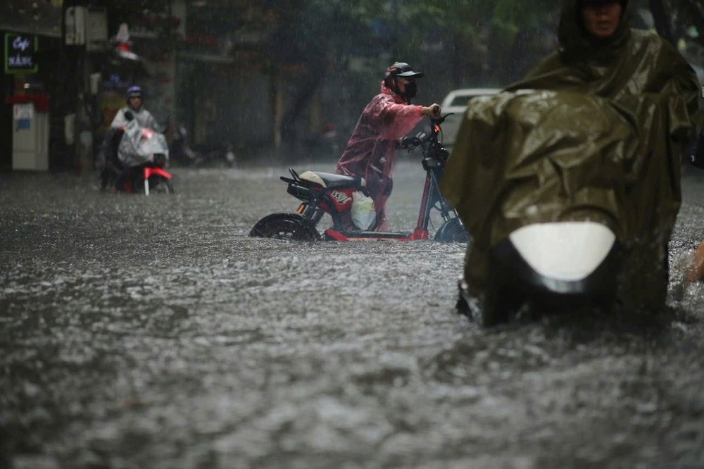 Hanoi is submerged in torrential rain on the morning of October 7, leaving many unable to reach their workplaces. img-3245-4189-7228.jpeg.jpg