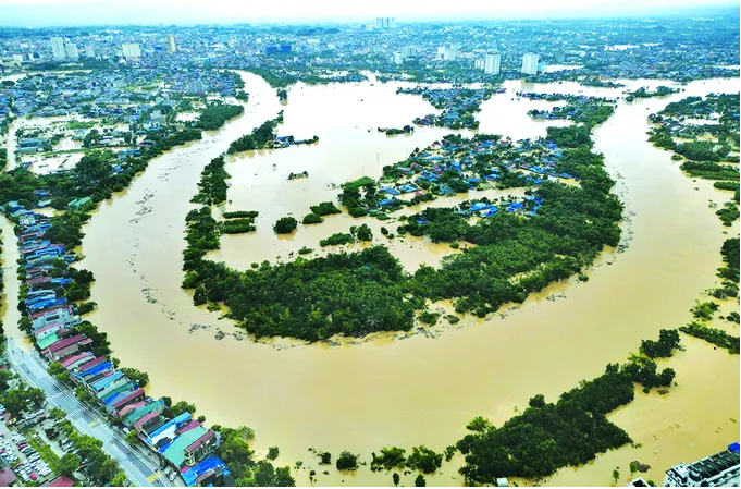 Floodwaters from the Cau River inundate Linh Son Ward in Thai Nguyen Province following typhoon No.11. 1.png