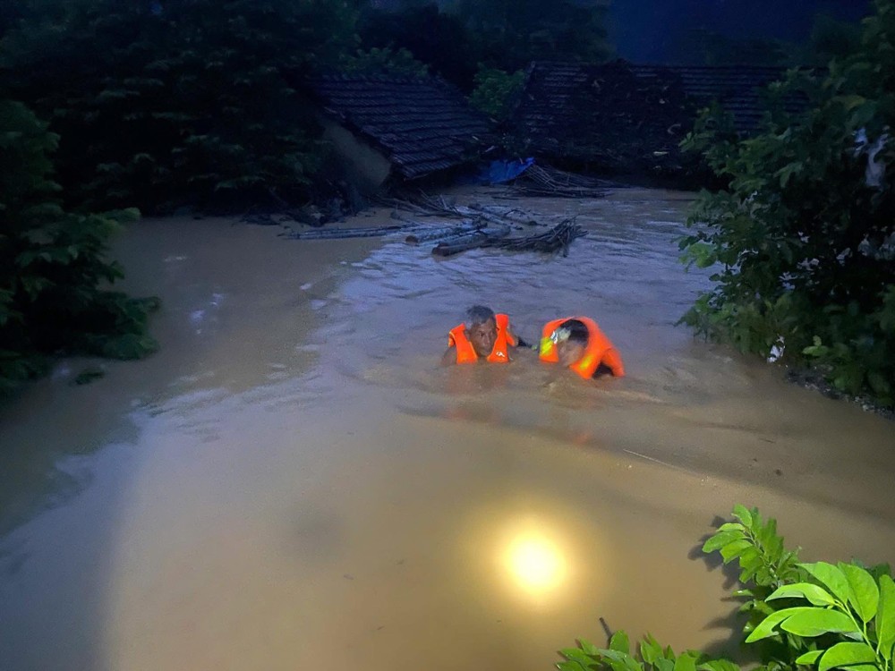 Nighttime rescue operations underway in Huu Lung Commune, Lang Son Province img-3295-3876-7123.jpeg.jpg