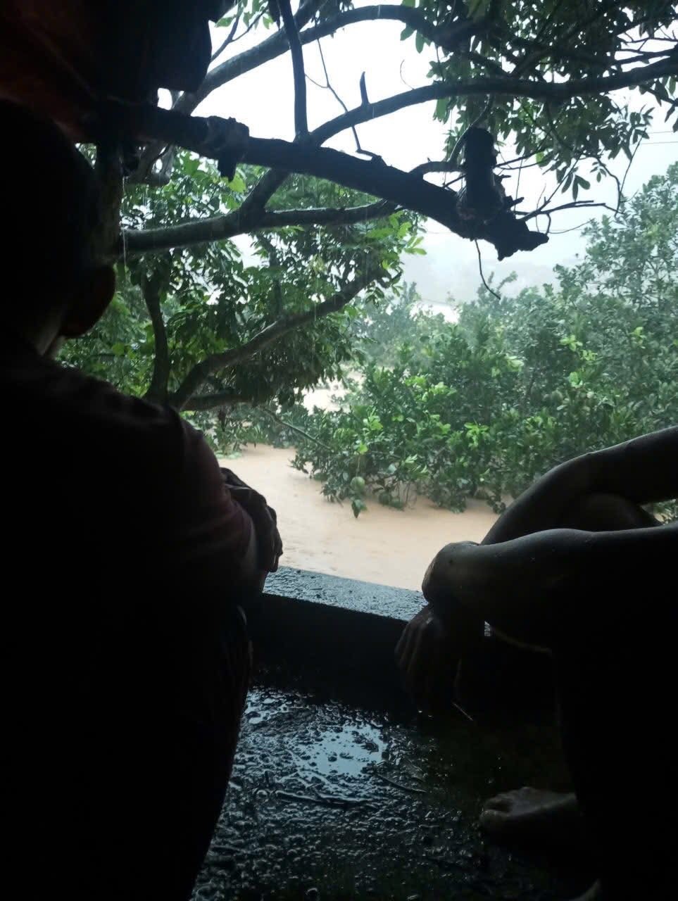 Residents in Dan Tien Commune, Thai Nguyen Province, climb onto rooftops awaiting rescue. img-3300-766-257.jpeg.jpg