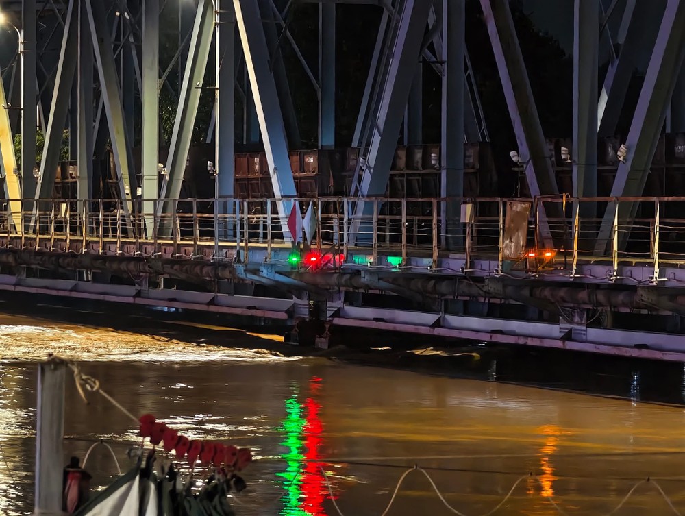 Water has been lapping at the surface of the Thuong River iron bridge since the night of October 8. img-3354-9101-1223.jpeg.jpg