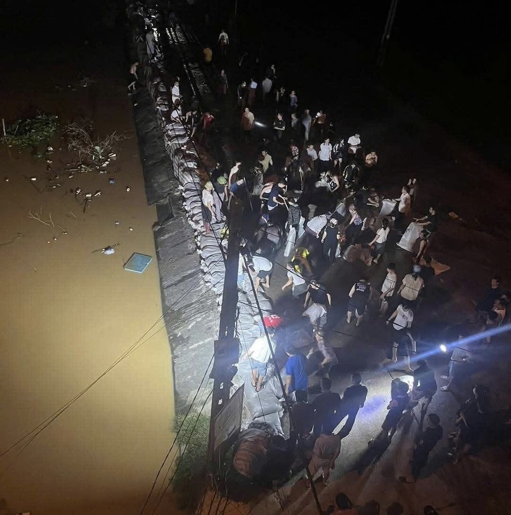 In Hiep Hoa Commune of Bac Ninh Province, residents stay up all night guarding the dykes and watching rising floodwaters. img-3358-547-97.jpeg.jpg
