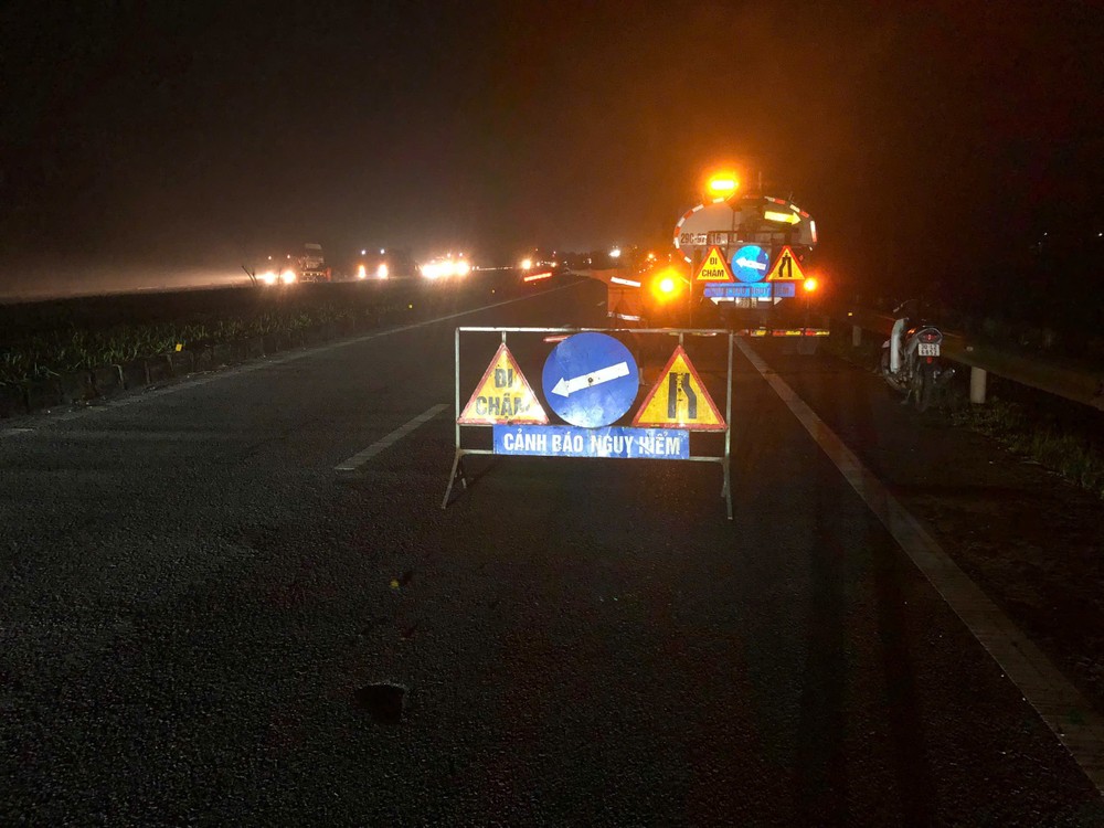 Authorities reroute traffic to ensure safety on the flooded Hanoi–Thai Nguyen Expressway. 1000012139-3602-5667.jpg.jpg